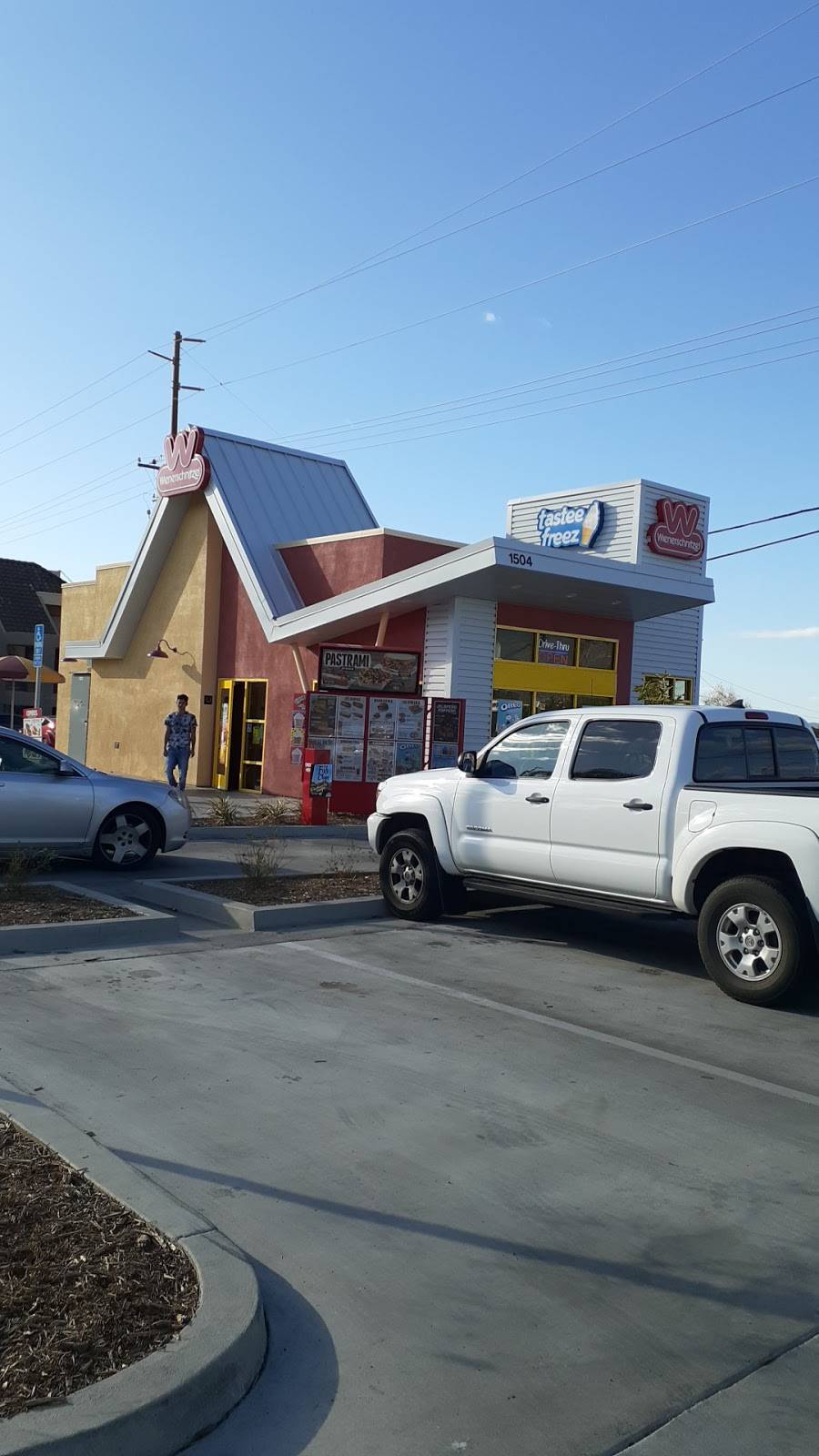 Wienerschnitzel | restaurant | 1504 S San Jacinto Ave, San Jacinto, CA 92583, USA | 9513971038 OR +1 951-397-1038