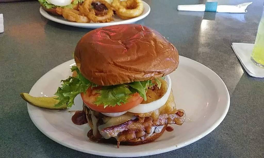 Backyard Grill & Bar | restaurant | 5390 Elevator Rd, Roscoe, IL 61073, USA | 8156236677 OR +1 815-623-6677