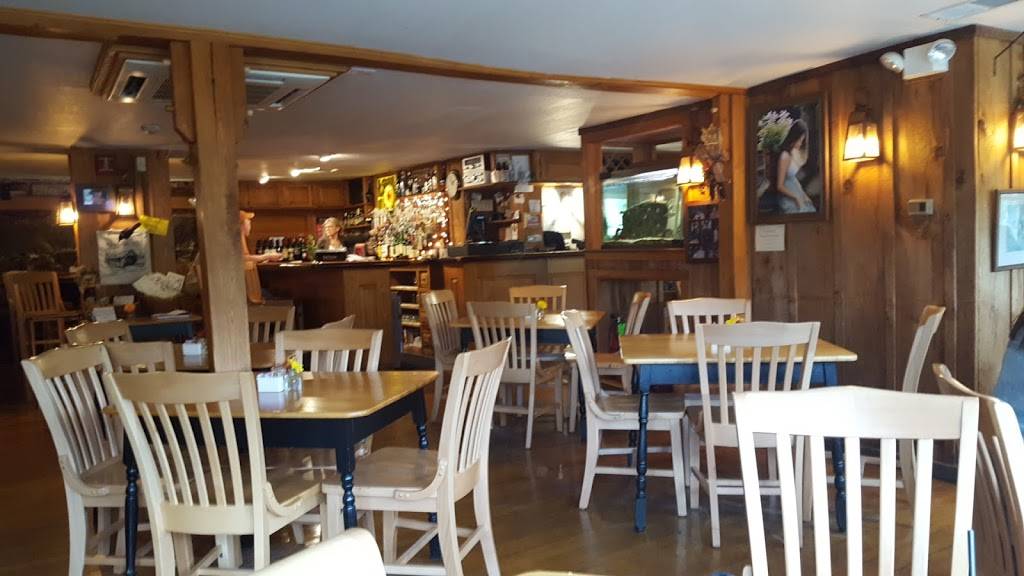 Daniels | restaurant | 48 Main St, Henniker, NH 03242, USA | 6034287621 OR +1 603-428-7621