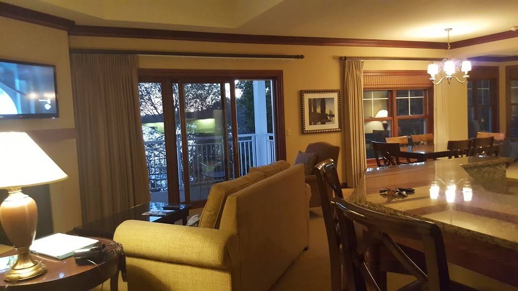 Lolas On the Lake | restaurant | 101 Osthoff Ave, Elkhart Lake, WI 53020, USA | 9208765840 OR +1 920-876-5840