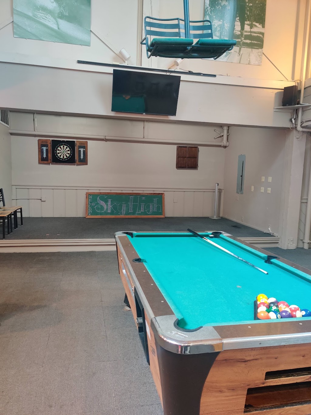 Sky High Pizza & Pub | restaurant | 275 Bear Valley Rd, Bear Valley, CA 95223, USA | 2097532327121 OR +1 209-753-2327 ext. 121