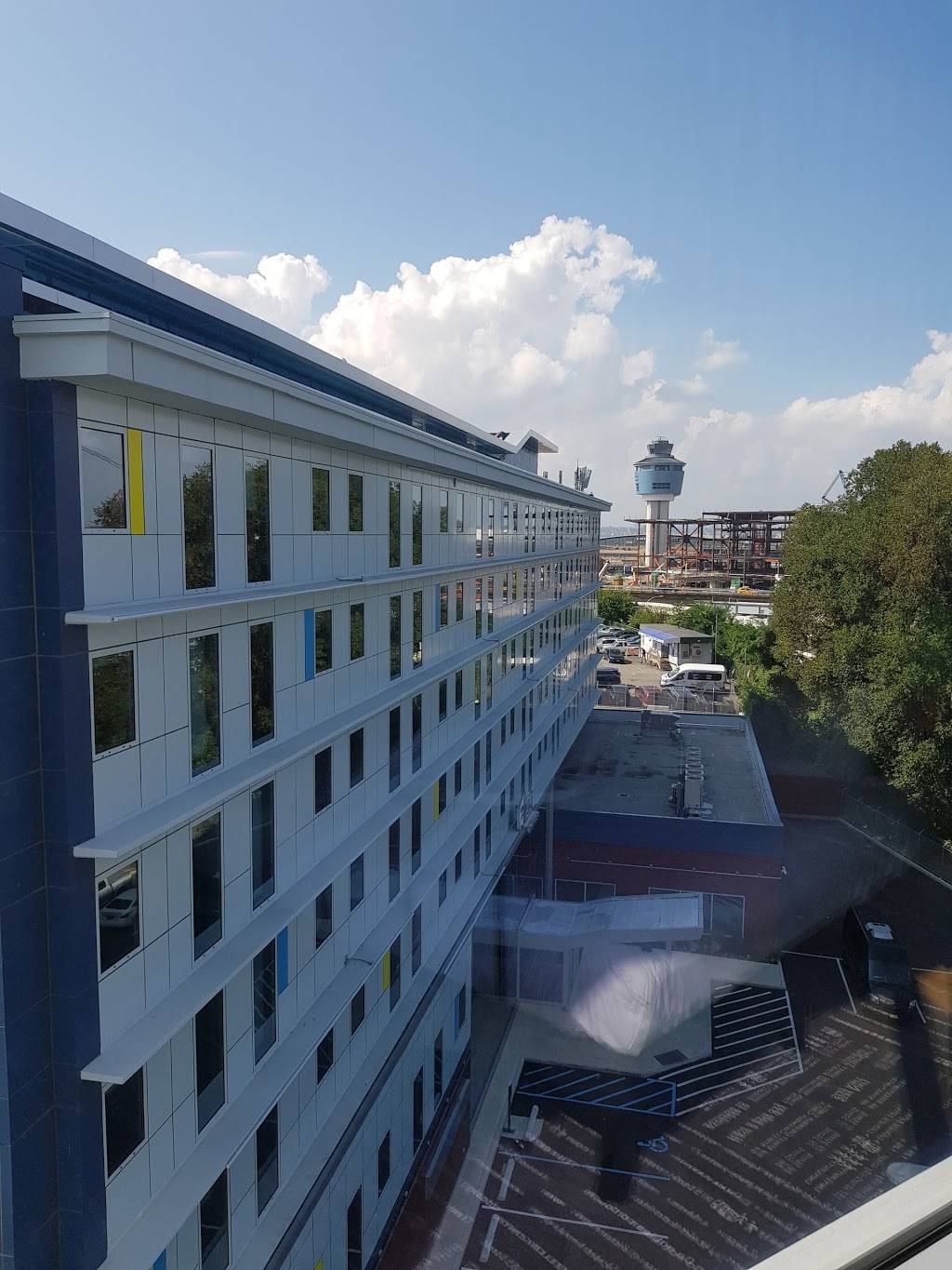 ibis Styles New York LaGuardia Airport | restaurant | 100-33 Ditmars Blvd, East Elmhurst, NY 11369, USA | 7186067400 OR +1 718-606-7400