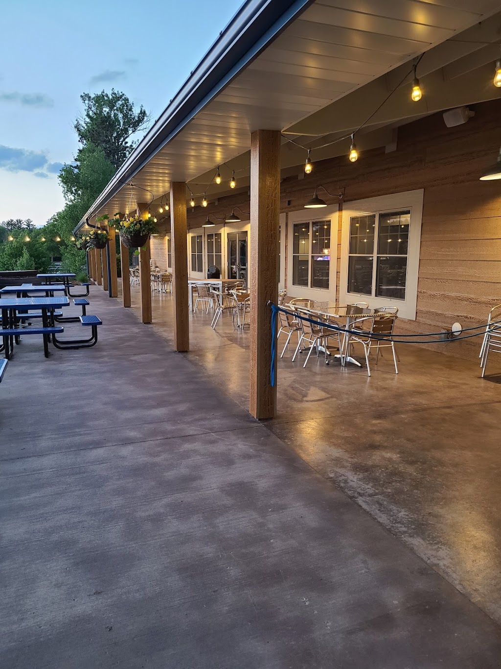 Powells on Round Lake | restaurant | 9971 N Grand Pines Ln, Hayward, WI 54843, USA | 7159151111 OR +1 715-915-1111