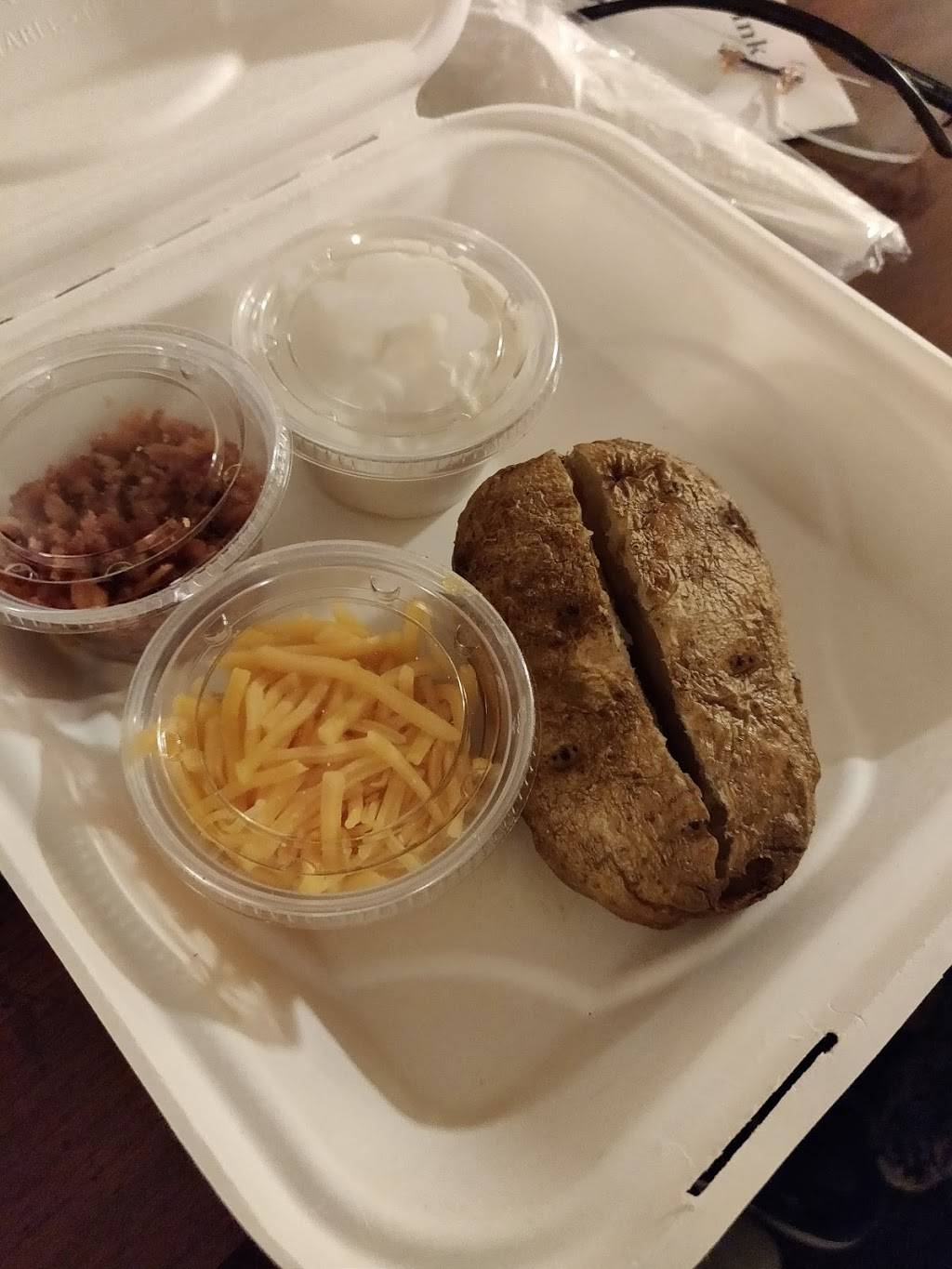 Potomac Restaurant & Lounge | restaurant | 900 S Orme St, Arlington, VA 22204, USA | 7035211900 OR +1 703-521-1900