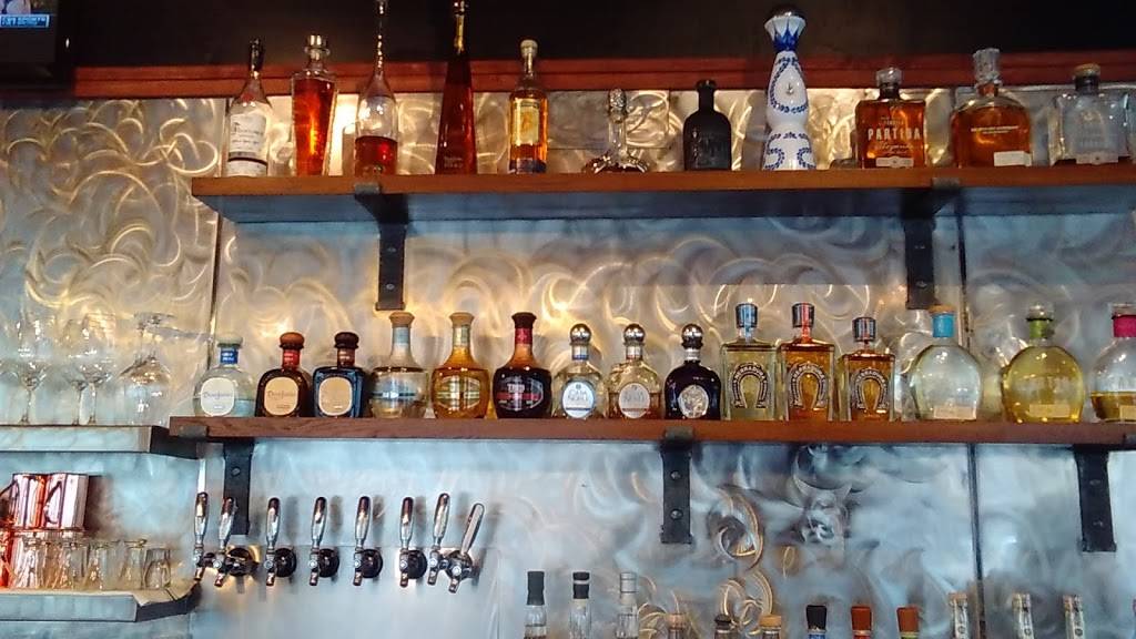 El Farolito | restaurant | 8465 Old Redwood Hwy #101, Windsor, CA 95492, USA | 7078389511 OR +1 707-838-9511