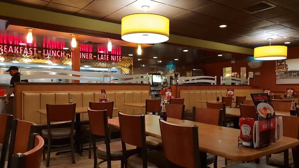 Dennys | restaurant | 25 Town Center Blvd, Clermont, FL 34711, USA | 3522435190 OR +1 352-243-5190