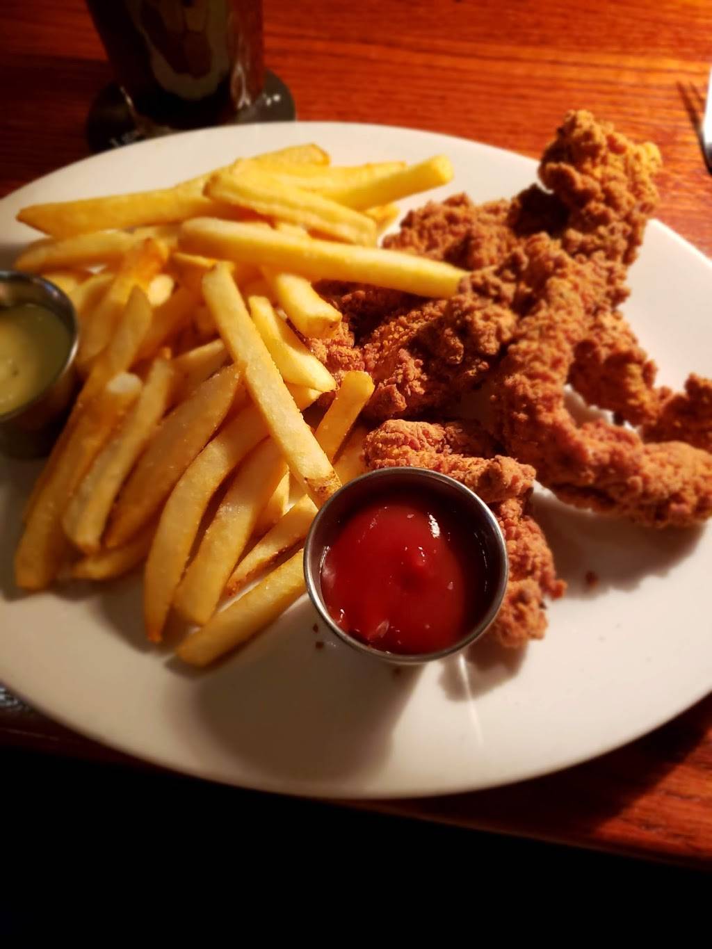 Houlihans | restaurant | 25651 Detroit Rd, Westlake, OH 44145, USA | 4408089090 OR +1 440-808-9090