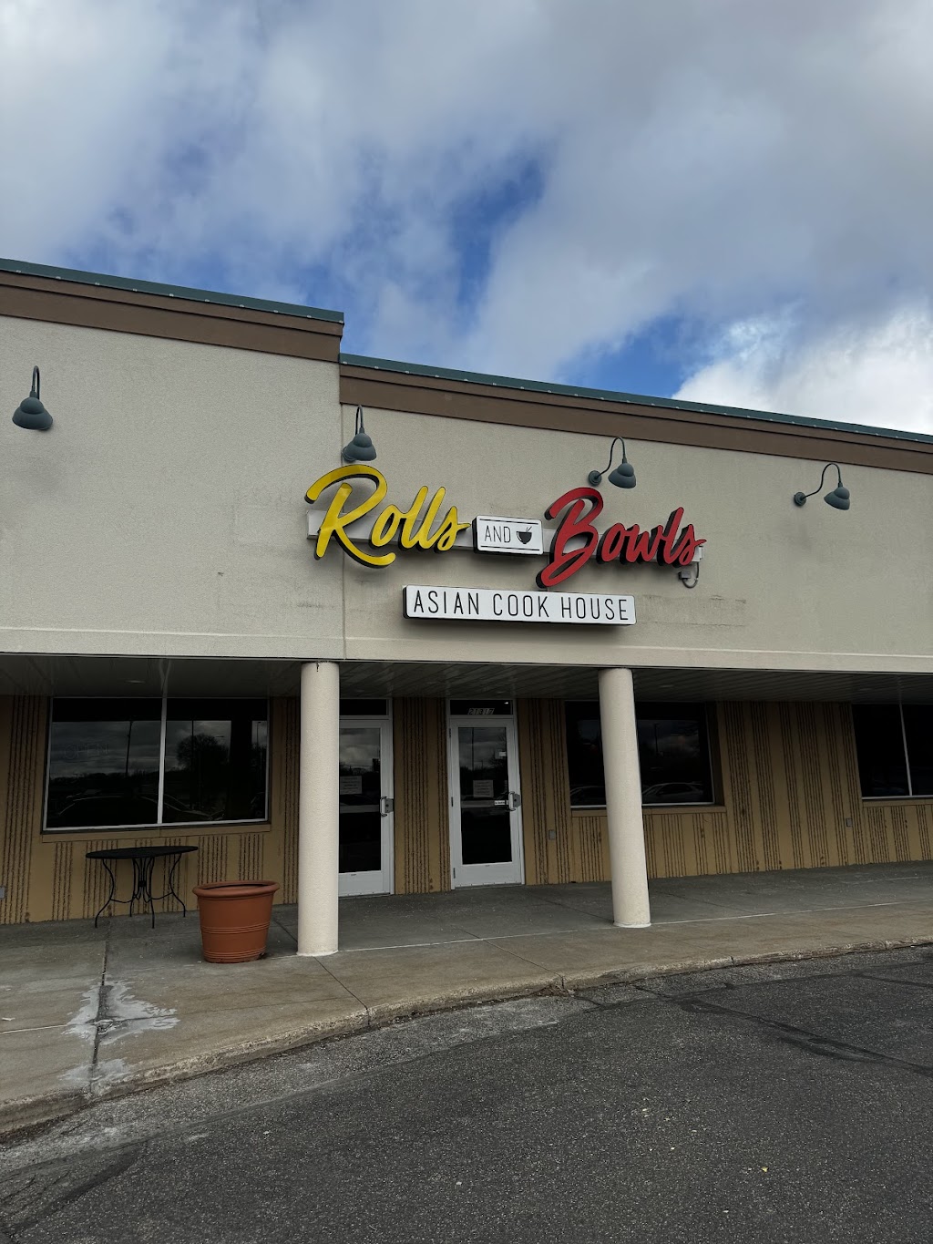 Rolls and Bowls Asian Cook House - Rogers | restaurant | 21317 John Milless Dr, Rogers, MN 55374, USA | 7632501421 OR +1 763-250-1421