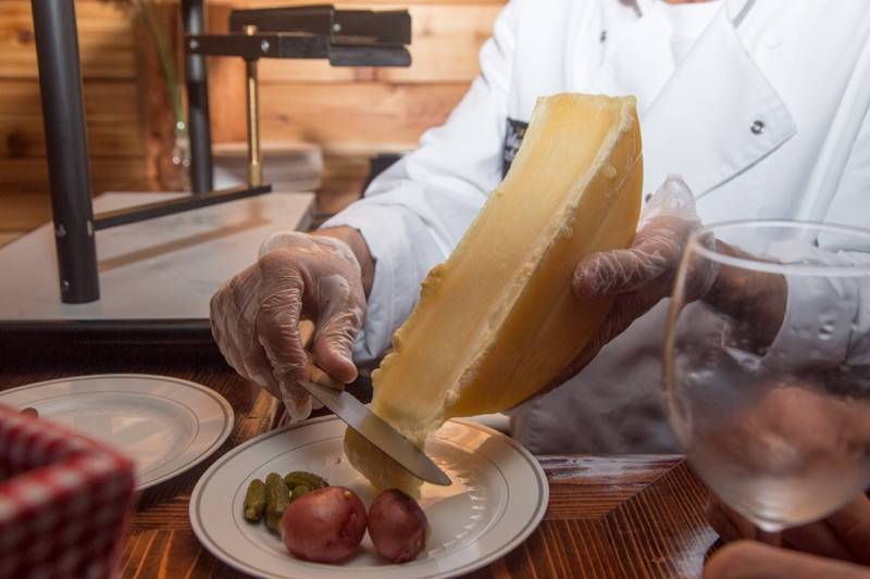 Au Chalet | restaurant | 24 Whitney Ave, New Haven, CT 06510, USA | 4754417998 OR +1 475-441-7998