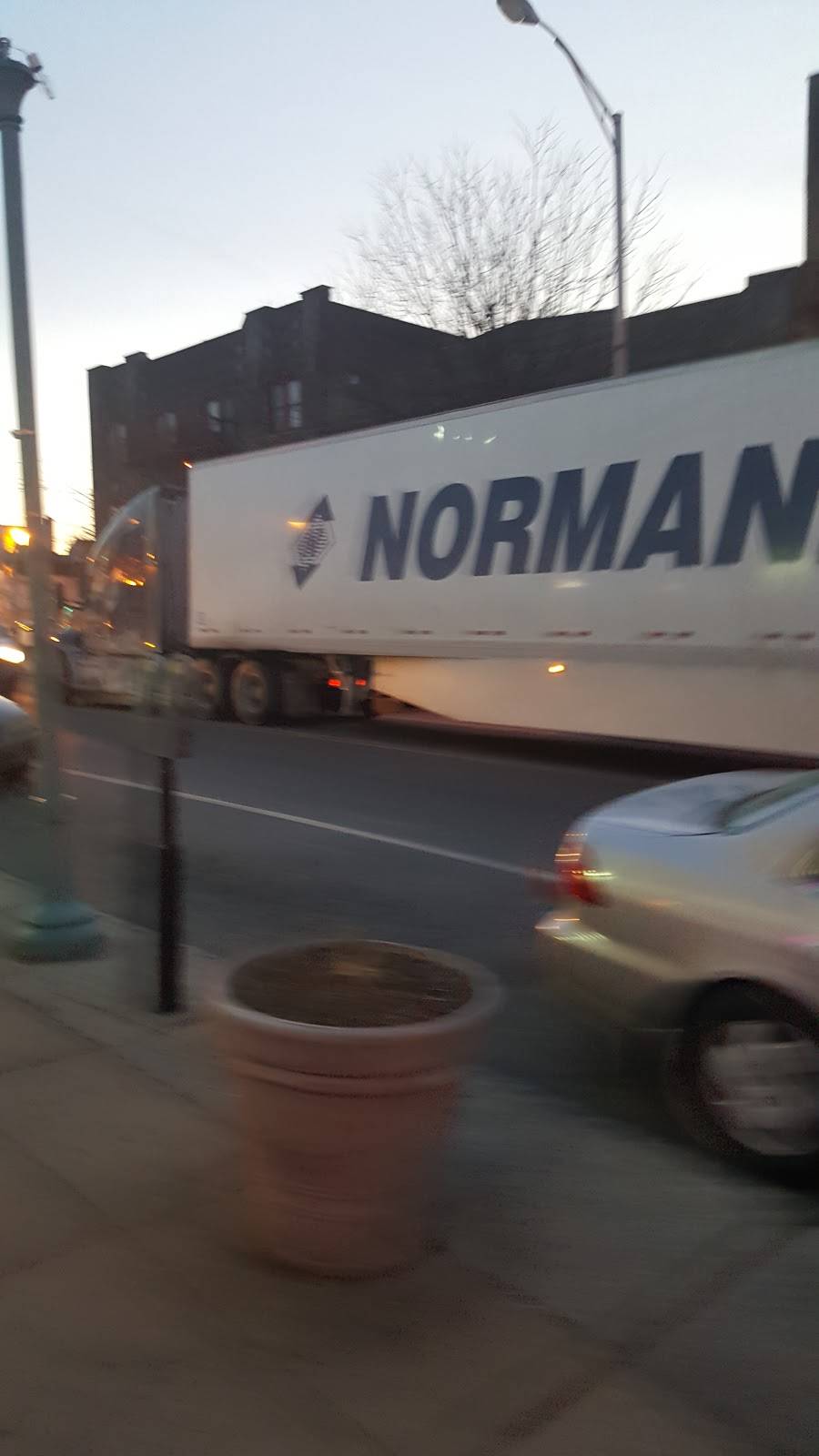 Lamplight Inn | restaurant | 169 Elmora Ave, Elizabeth, NJ 07202, USA | 9083525124 OR +1 908-352-5124