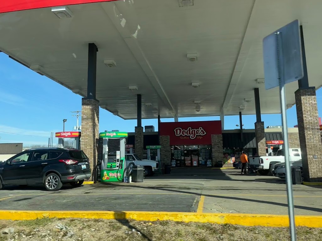 Dodges - Jackson 2 | restaurant | 2670 N Highland Ave, Jackson, TN 38305, USA | 7317364155 OR +1 731-736-4155
