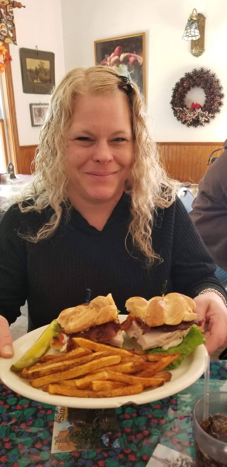 Footes Port Henry Diner | restaurant | 1204, 5 St Patricks Pl, Port Henry, NY 12974, USA | 5185467600 OR +1 518-546-7600