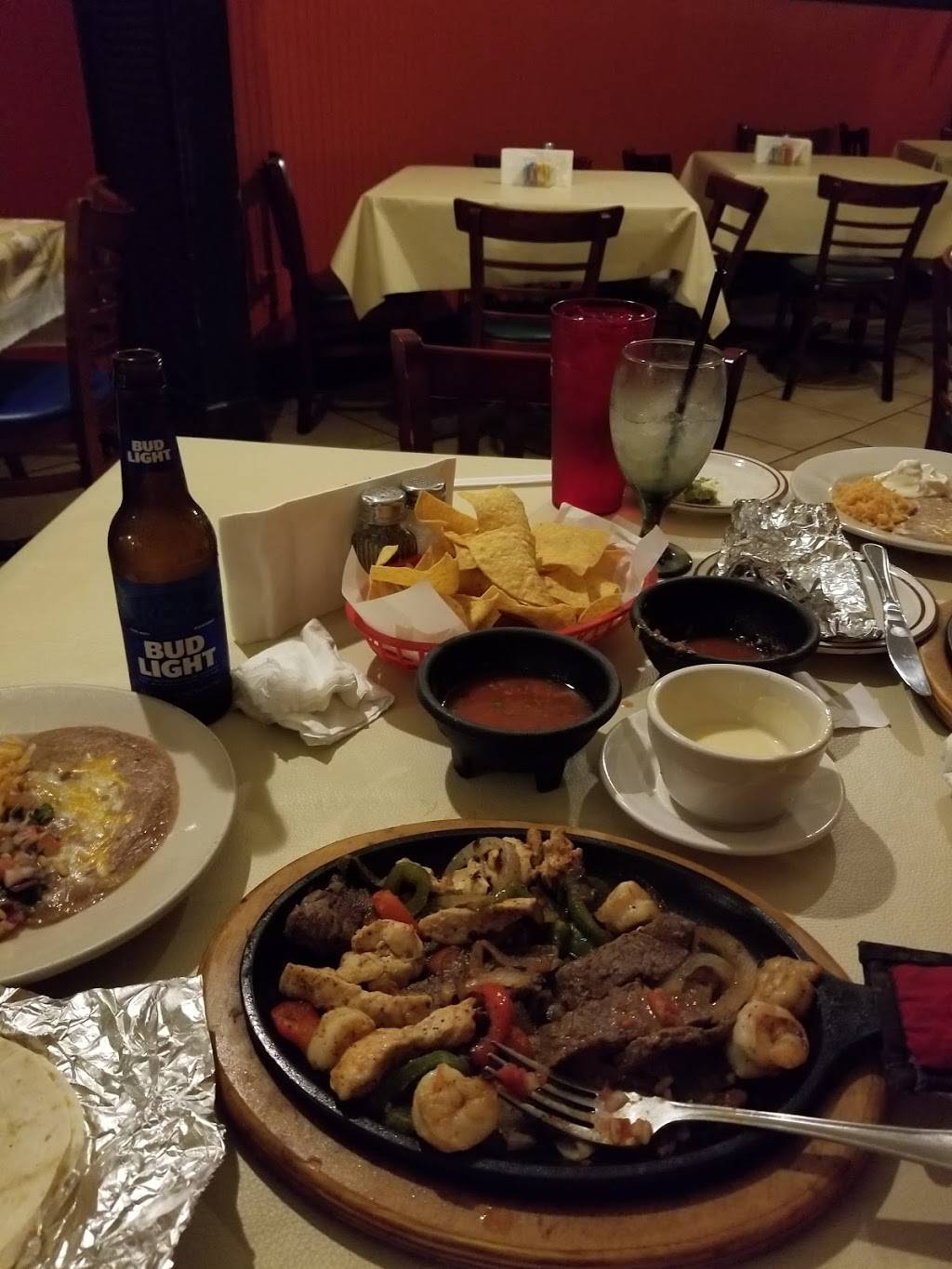 Yoyos Mexican Restaurant | restaurant | 210 Louisiana Ave, Bogalusa, LA 70427, USA | 9857351055 OR +1 985-735-1055