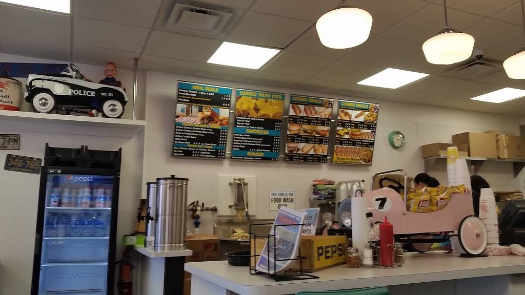 Daves Famous T&L Hot Dogs | restaurant | 29 Garton Plaza, Weston, WV 26452, USA | 3049978340 OR +1 304-997-8340