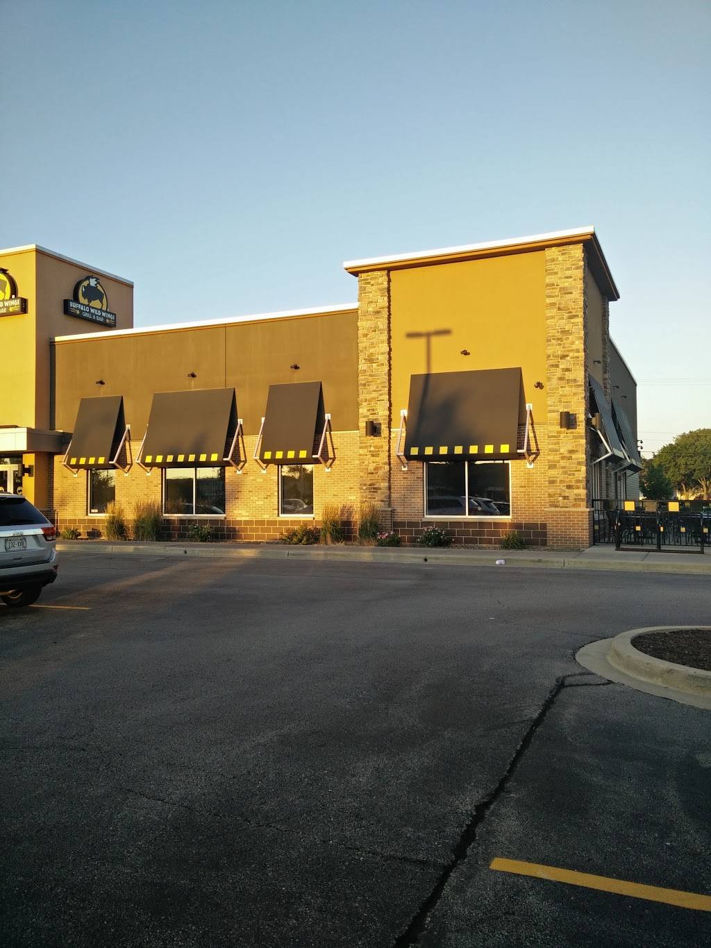 Buffalo Wild Wings | restaurant | 3636 S 27th St, Milwaukee, WI 53221, USA | 4147550088 OR +1 414-755-0088
