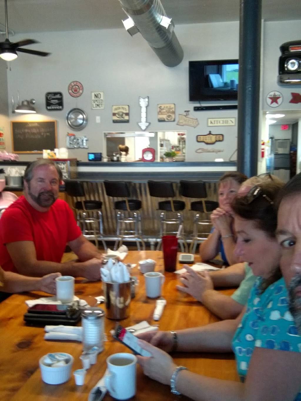 Cadillac Grill | restaurant | 135 W Si Johnson Ave, Sheridan, IL 60551, USA | 8154967003 OR +1 815-496-7003