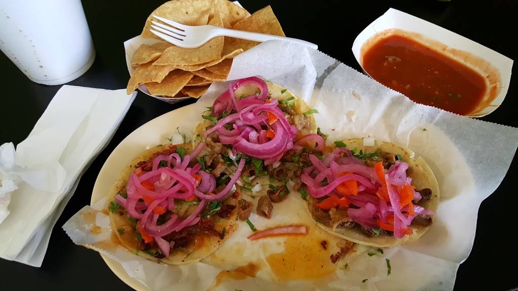 Taqueria 3 Gallos | restaurant | 250 White Ln, Bakersfield, CA 93307, USA | 6617353959 OR +1 661-735-3959