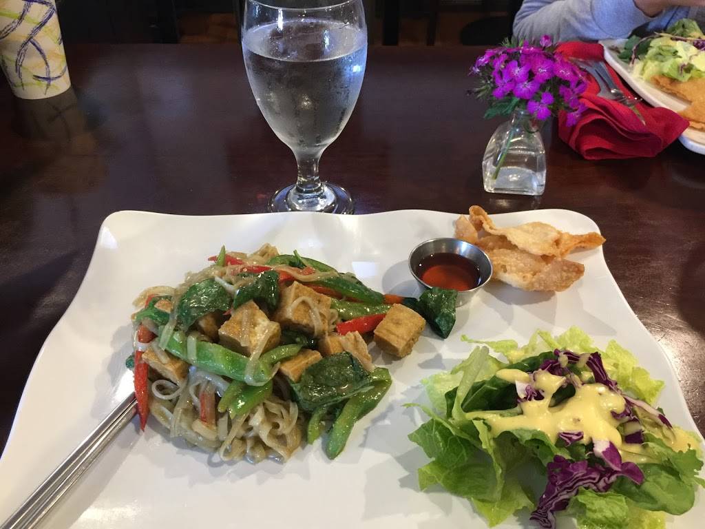 Rocharin Thai Bistro | restaurant | 600 Pacific Coast Hwy #108, Seal Beach, CA 90740, USA | 5625965156 OR +1 562-596-5156