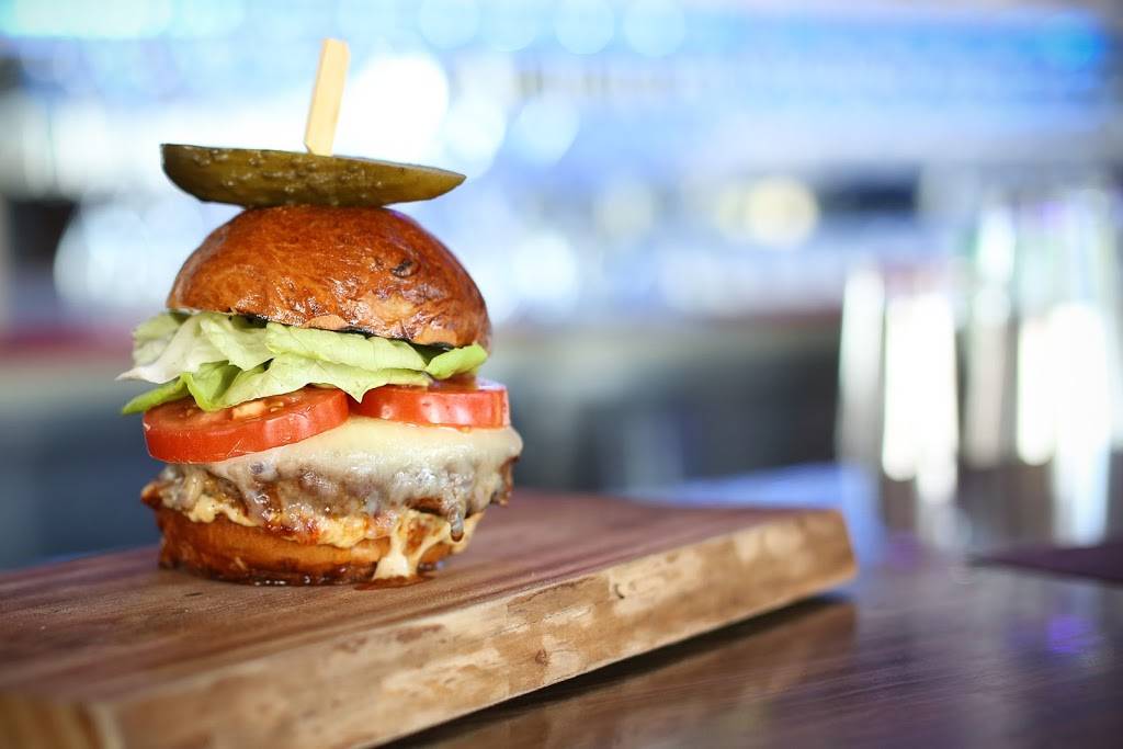 Michael & Marions | restaurant | 89 Bayfield St, Barrie, ON L4M 3A7, Canada | 7057211188 OR +1 705-721-1188