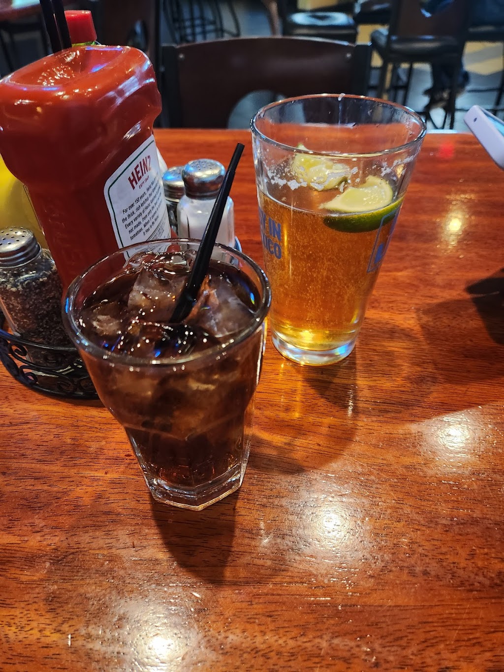 Geckos Bar and Tapas | restaurant | 5801 Academy Rd NE, Albuquerque, NM 87109, USA | 5058218291 OR +1 505-821-8291