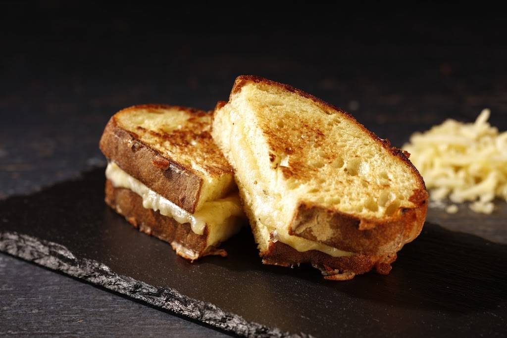 CHIZ | restaurant | 5401 Boulevard des Galeries, Québec, QC G2K 1N4, Canada | 4184407107 OR +1 418-440-7107