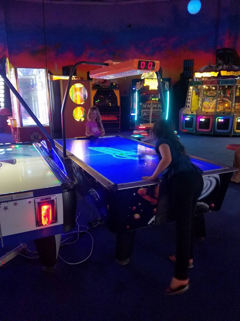 Mountasia Family Fun Center | restaurant | 21516 Golden Triangle Rd, Santa Clarita, CA 91350, USA | 6612534386 OR +1 661-253-4386