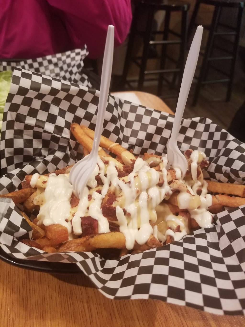 Outlaws Burger Barn & Creamery | restaurant | 1370 S Main Rd, Vineland, NJ 08360, USA | 8566915438 OR +1 856-691-5438