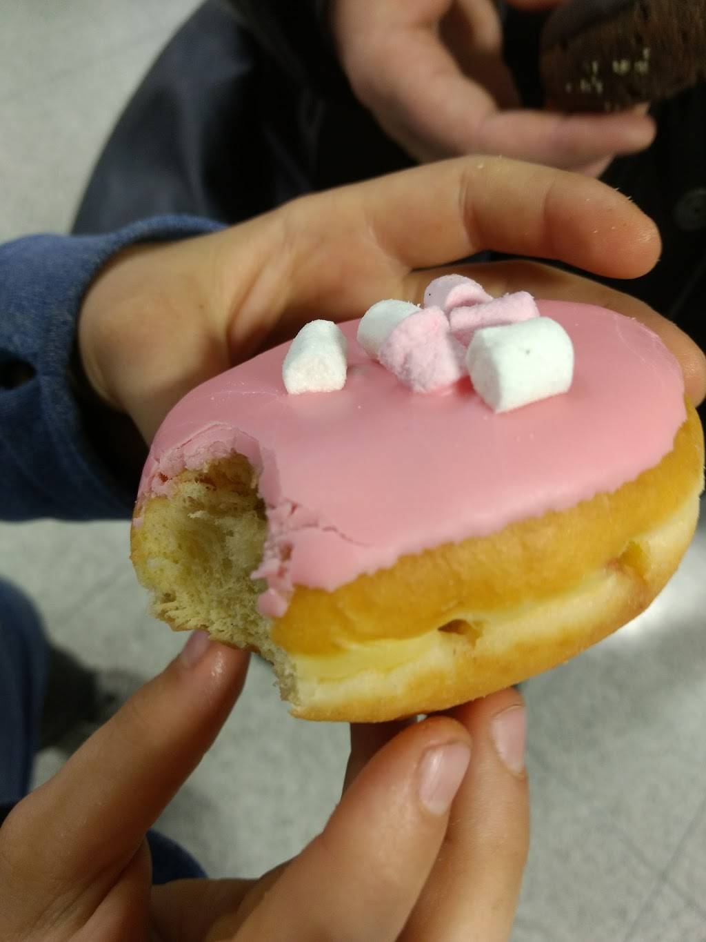 Dunkin | cafe | 118 San Mateo Rd, Half Moon Bay, CA 94019, USA | 6505600106 OR +1 650-560-0106