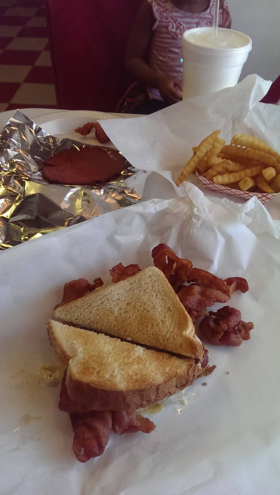 Colemans Drive-In | restaurant | 101 Jernigan St, Tabor City, NC 28463, USA | 9106535859 OR +1 910-653-5859