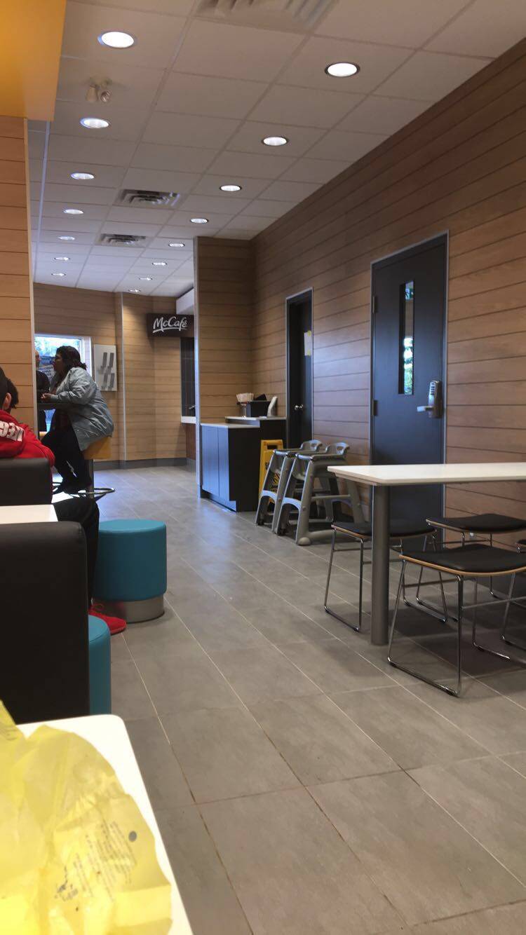 McDonalds | cafe | 1661 Hunt Club Rd, Ottawa, ON K1T 3Z3, Canada | 6132499028 OR +1 613-249-9028