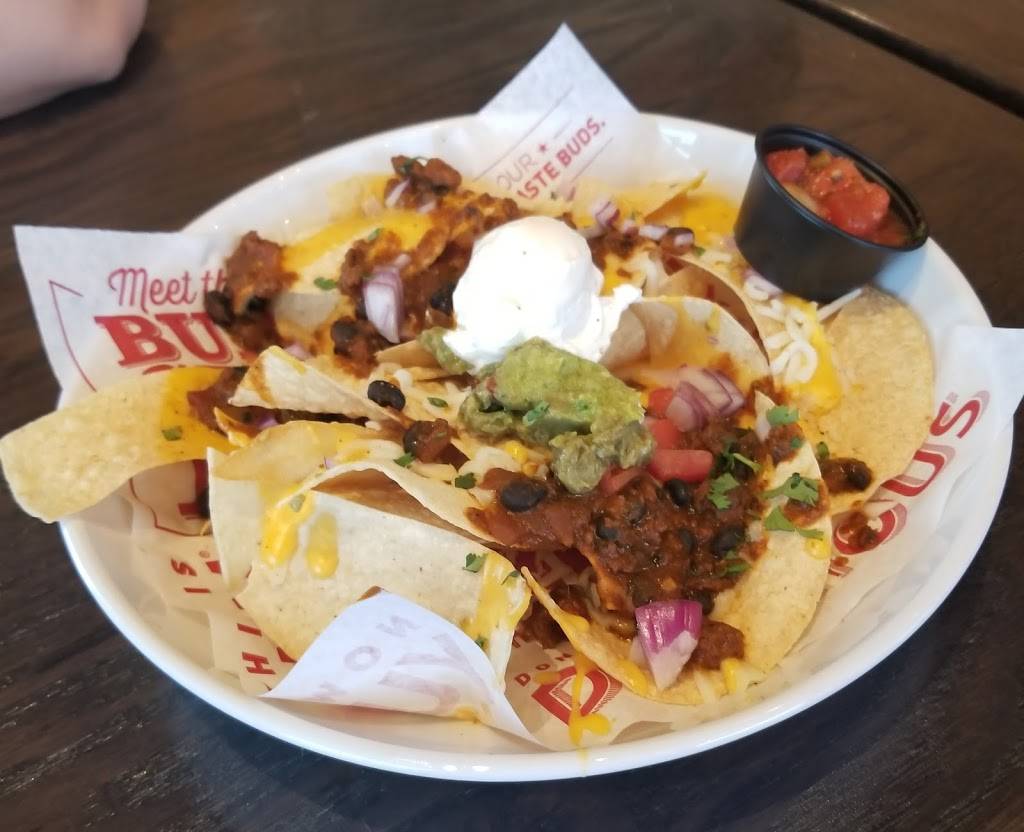 Red Robin Gourmet Burgers and Brews | restaurant | 75 Henry St, Commack, NY 11725, USA | 6313439430 OR +1 631-343-9430