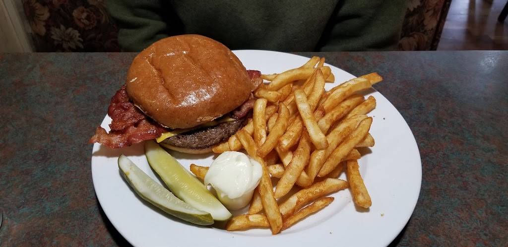 Avia Family Dining | restaurant | 111 S Saginaw St, Holly, MI 48442, USA | 2483825460 OR +1 248-382-5460