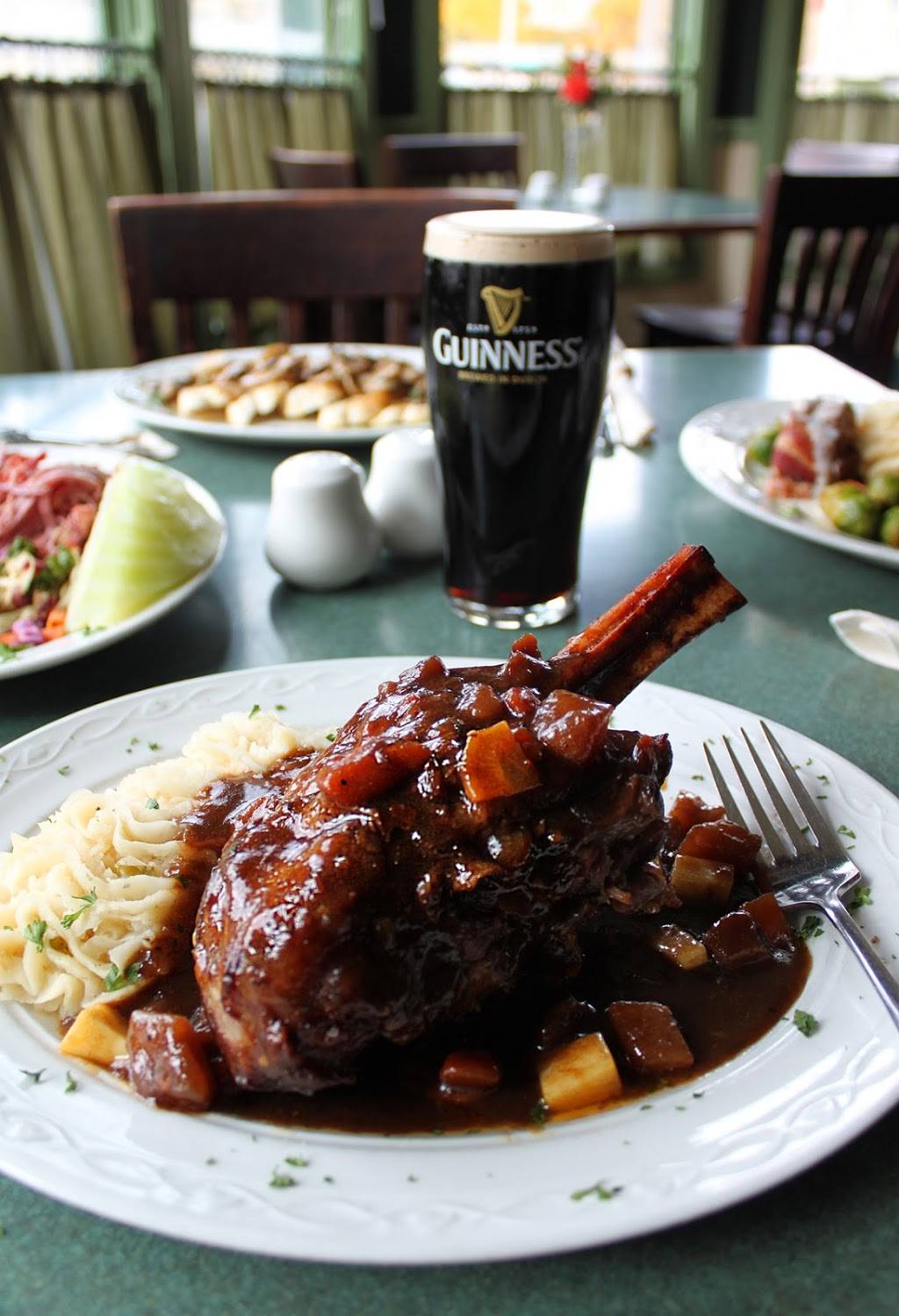 County Clare Irish Inn & Pub | restaurant | 1234 N Astor St, Milwaukee, WI 53202, USA | 4142725273 OR +1 414-272-5273