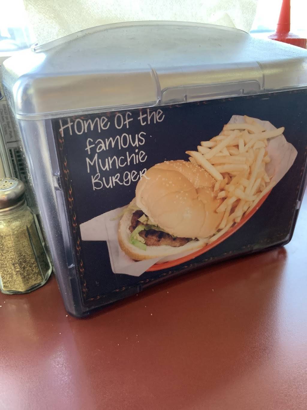 Munchies | restaurant | 4206 Oil Heritage Rd, Petrolia, ON N0N 1R0, Canada | 5198821000 OR +1 519-882-1000