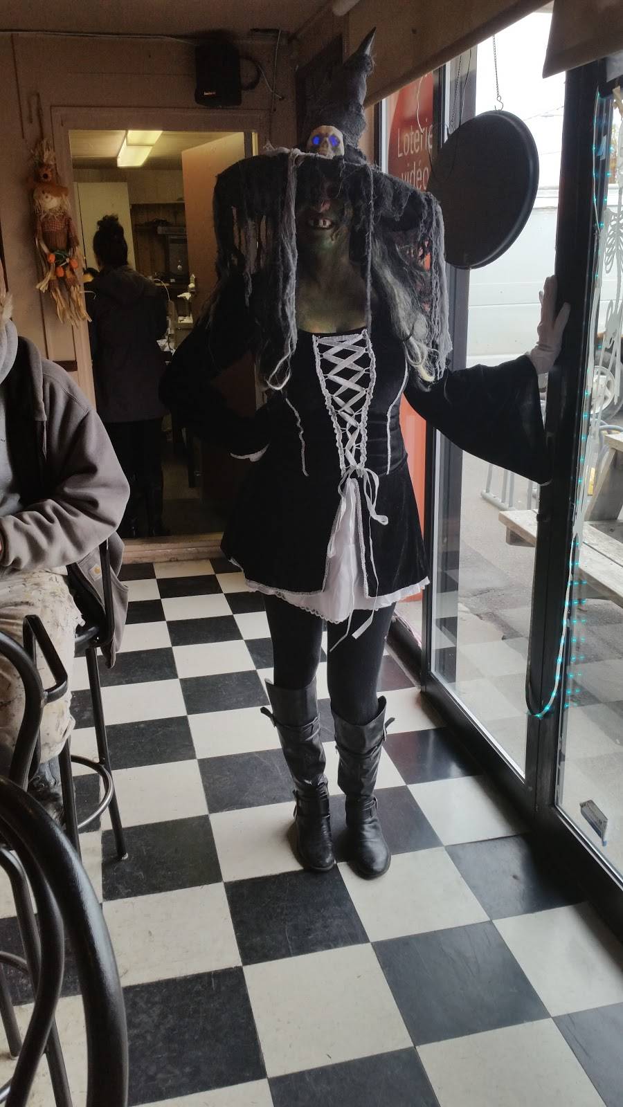 Resto Bar Le Quebecois | restaurant | 1087 Rue Saint-Louis, Gatineau, QC J8T 2R9, Canada | 8192460909 OR +1 819-246-0909