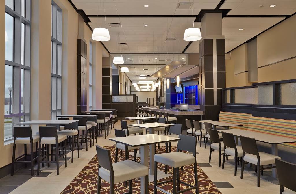 The Levee Bar & Grill | restaurant | 51 Walnut St, Lawrenceburg, IN 47025, USA | 8125398888 OR +1 812-539-8888