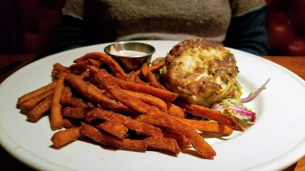 Clydes | meal takeaway | 42920 Broadlands Blvd, Broadlands, VA 20148, USA | 5712091200 OR +1 571-209-1200