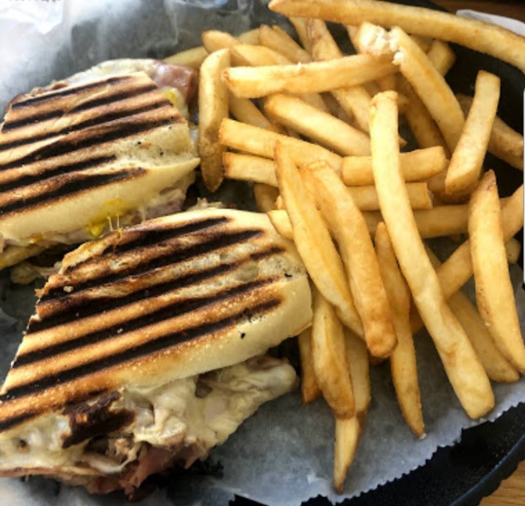 Mavi Waterfront Bar & Grill | restaurant | 2309 Beach Blvd, Jacksonville Beach, FL 32250, USA | 9043720045 OR +1 904-372-0045