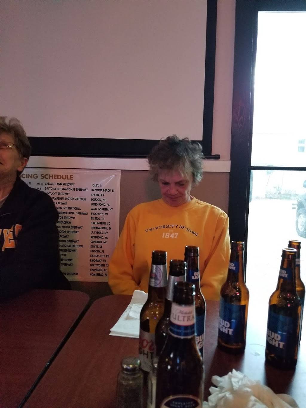 Rod & Cals Pub & Grub | restaurant | 109 W Mission St, Strawberry Point, IA 52076, USA | 5639332200 OR +1 563-933-2200