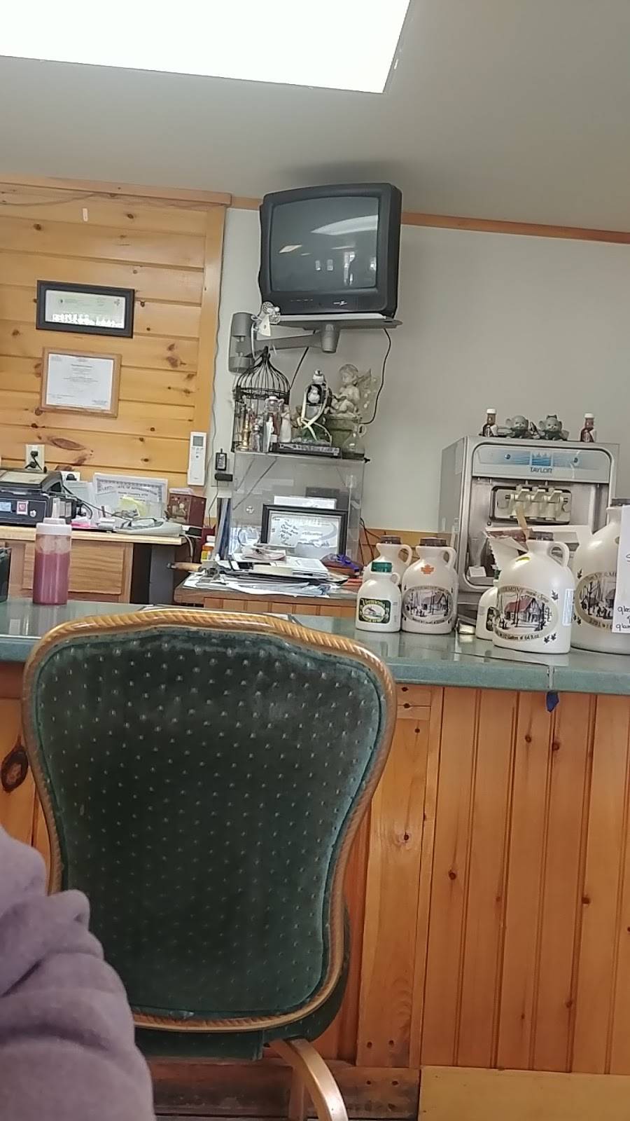 Claudette & Deans Place | restaurant | 1858 US-3, North Stratford, NH 03590, USA | 6039223299 OR +1 603-922-3299