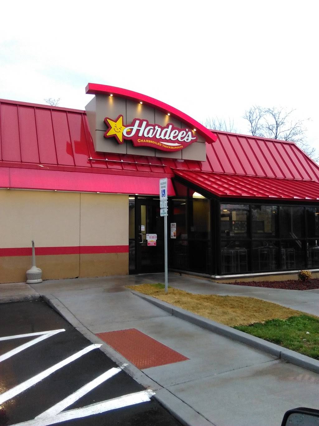 Hardees | restaurant | 505 E Main St, Bedford, VA 24523, USA | 5405862682 OR +1 540-586-2682