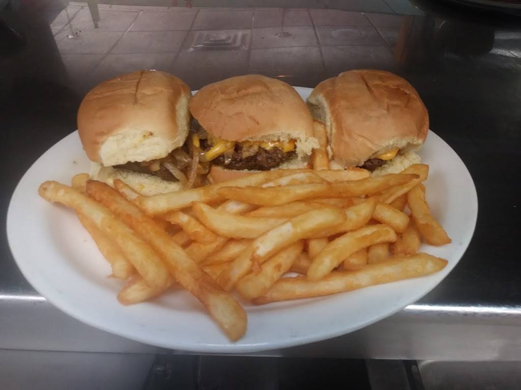 J&Js Family Restaurant | restaurant | 1 North St, Yale, MI 48097, USA | 8103873300 OR +1 810-387-3300