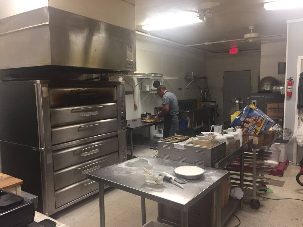 TOP HAT PIZZA | restaurant | 1509 15th St, Moline, IL 61265, USA | 3097979177 OR +1 309-797-9177