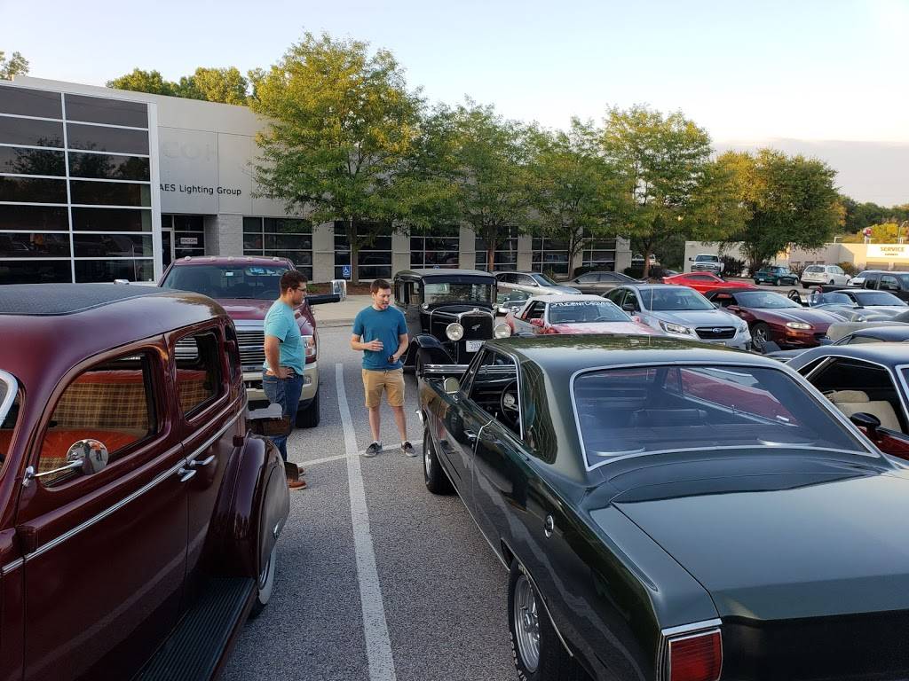 Cruisers Bar & Grill | restaurant | 8634 F St, Omaha, NE 68127, USA | 4026147445 OR +1 402-614-7445