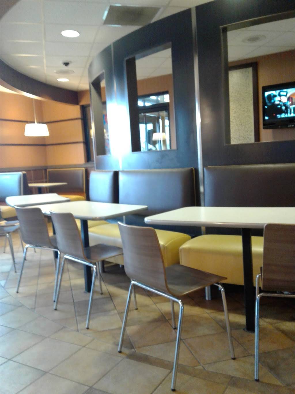 McDonalds | cafe | 4020 Colby Ave, Everett, WA 98201, USA | 4252599113 OR +1 425-259-9113