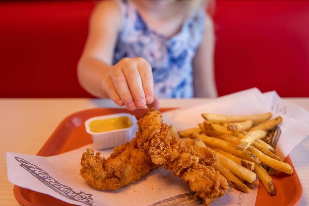 Hardees | restaurant | 1736 E Central Ave, Estherville, IA 51334, USA | 7123627415 OR +1 712-362-7415