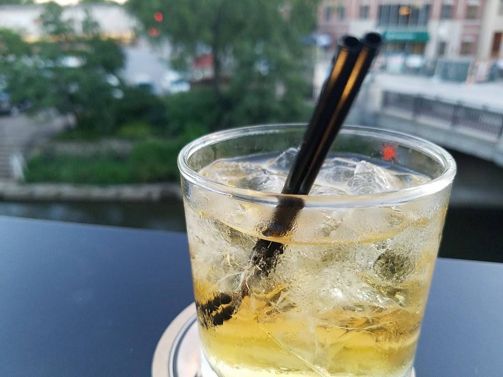 Features Bar & Grill | restaurant | 10 Chicago Ave, Naperville, IL 60540, USA | 6304163310 OR +1 630-416-3310