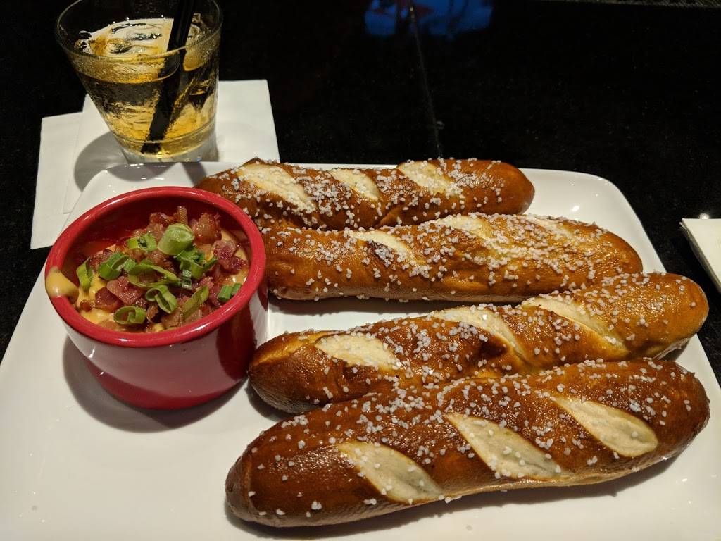 TGI Fridays | restaurant | 3087 White Bear Ave N, Maplewood, MN 55109, USA | 6517049052 OR +1 651-704-9052