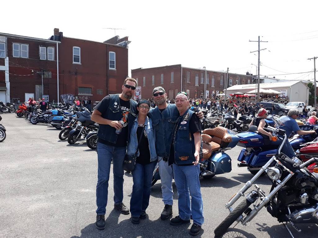 Roosters Pub | restaurant | 201 W Main St, Staunton, IL 62088, USA | 6186356100 OR +1 618-635-6100