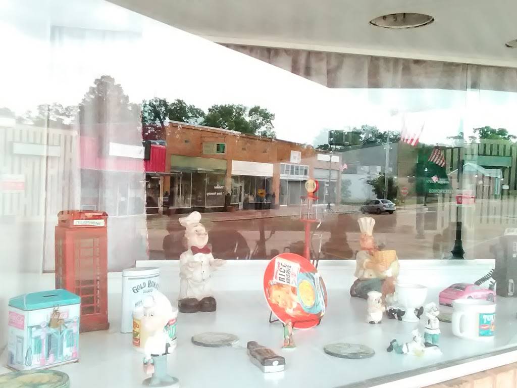 Rascals Restaurant | restaurant | 117 W Louisiana Ave, Vivian, LA 71082, USA | 3183755292 OR +1 318-375-5292